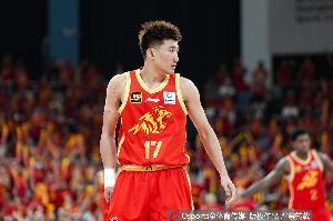 媒体人：孙铭徽的脚肿到只能穿大两码的鞋 广厦有他没他是两支队