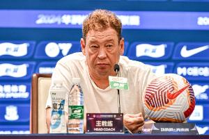 斯卢茨基：本赛季我们确实遇到前所未有的困境，眼下球队人员紧缺