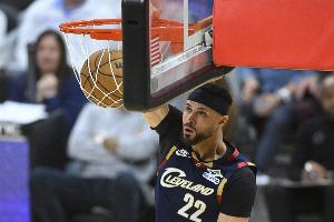 板凳边缘！小南斯赛季场均3.7分2.7板 季后赛仅打2场5分钟无贡献