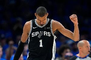 杨健：文班拿球队友有时不太会打 责任心可降低些 别老想生吞对手